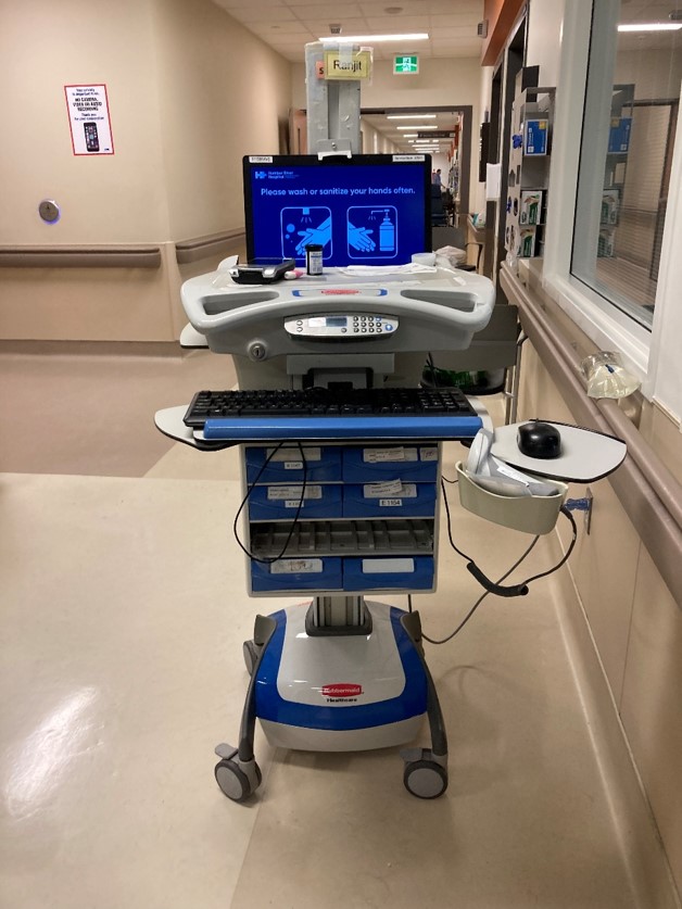 Humber River Hospital  Chariot de soins mobile avec ordinateur